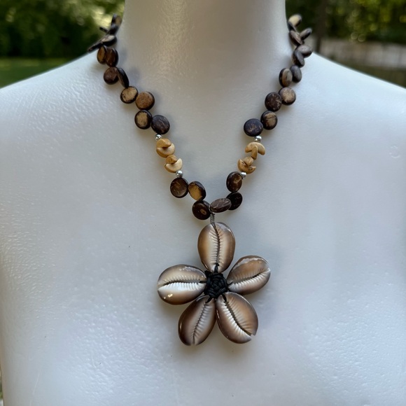 Source Unknown Jewelry - Cowrie Shell Flower Pendant Necklace Pendant Handcrafted Boho Beachy Glossy